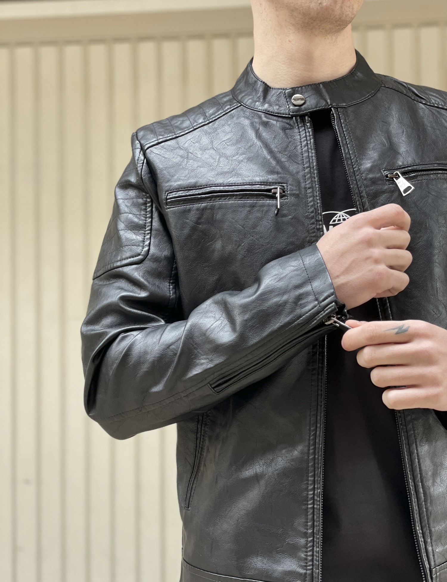 Ανδρικό μαύρο μπουφάν δερματίνη με ραφές στους ώμους και μάο γιακά 9801 φωτογραφία